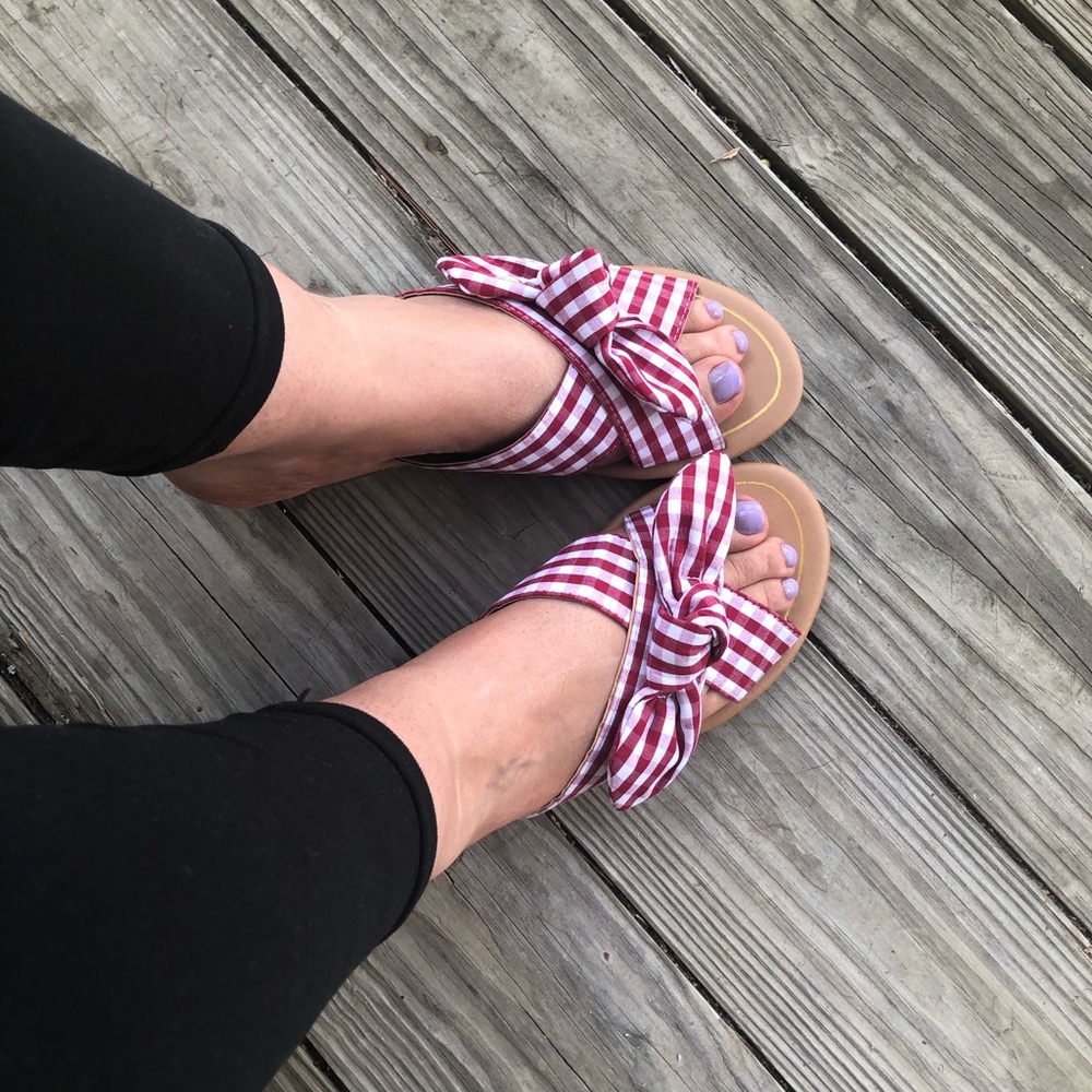 NEW SZ 6 Red and white slide sandal - Picture 3 of 3
